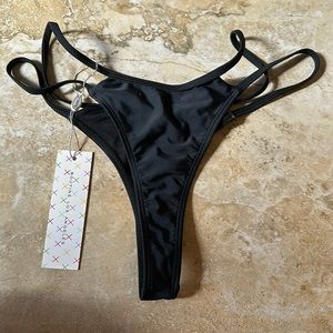 NWT Boutine LA Black Two Strap Bottom Large